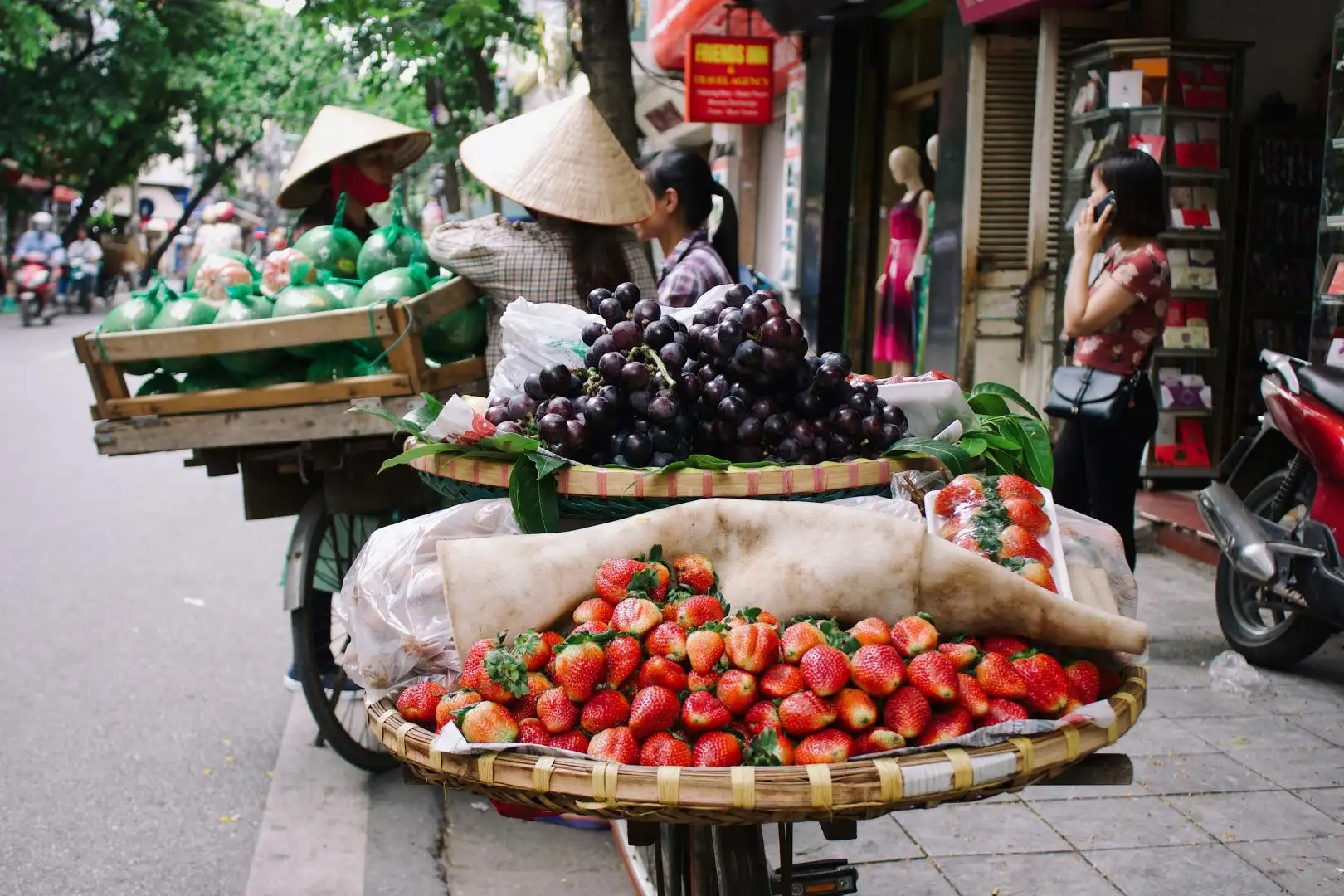 street food near Hoan Kiem Lake. Photo by Unsplash.